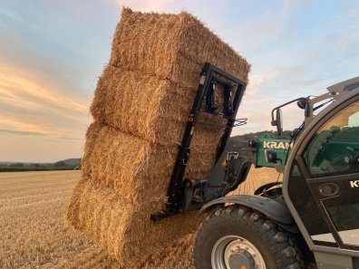Quicke bale fork XL, 2026, hinged bottom tines that fold up for transport, nadjustable height frame, fold down legs, this spike will carry up to 4 120x90 bales, bolt on hooks available, hydraulic top grab