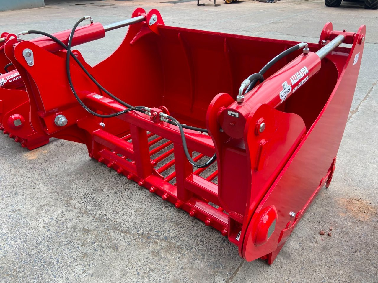 Redrock 200/130 shear grab, NEW, 2m wide, 1.3m high, chrome rams, bolt on blades, bolt on hooks available