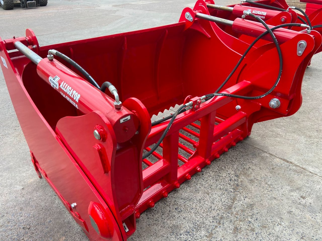 Redrock 200/130 shear grab, NEW, 2m wide, 1.3m high, chrome rams, bolt on blades, bolt on hooks available