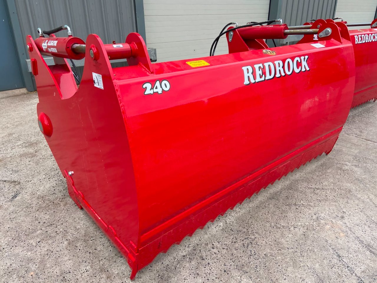 Redrock 240/130 shear grab, NEW, 2.4m wide, 1.3m high, chrome rams, bolt on blades, bolt on hooks available