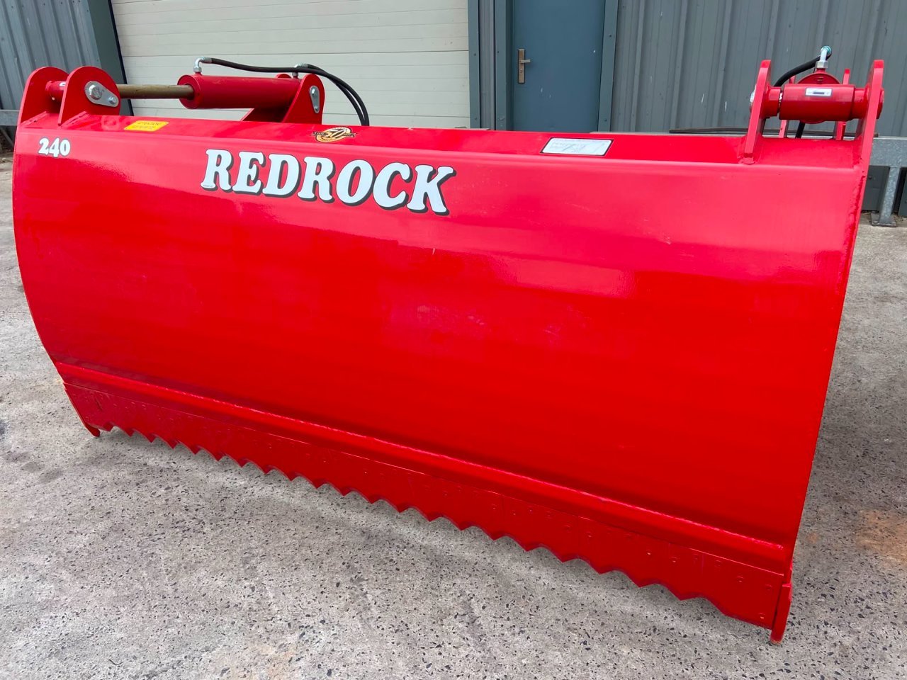 Redrock 240/130 shear grab, NEW, 2.4m wide, 1.3m high, chrome rams, bolt on blades, bolt on hooks available