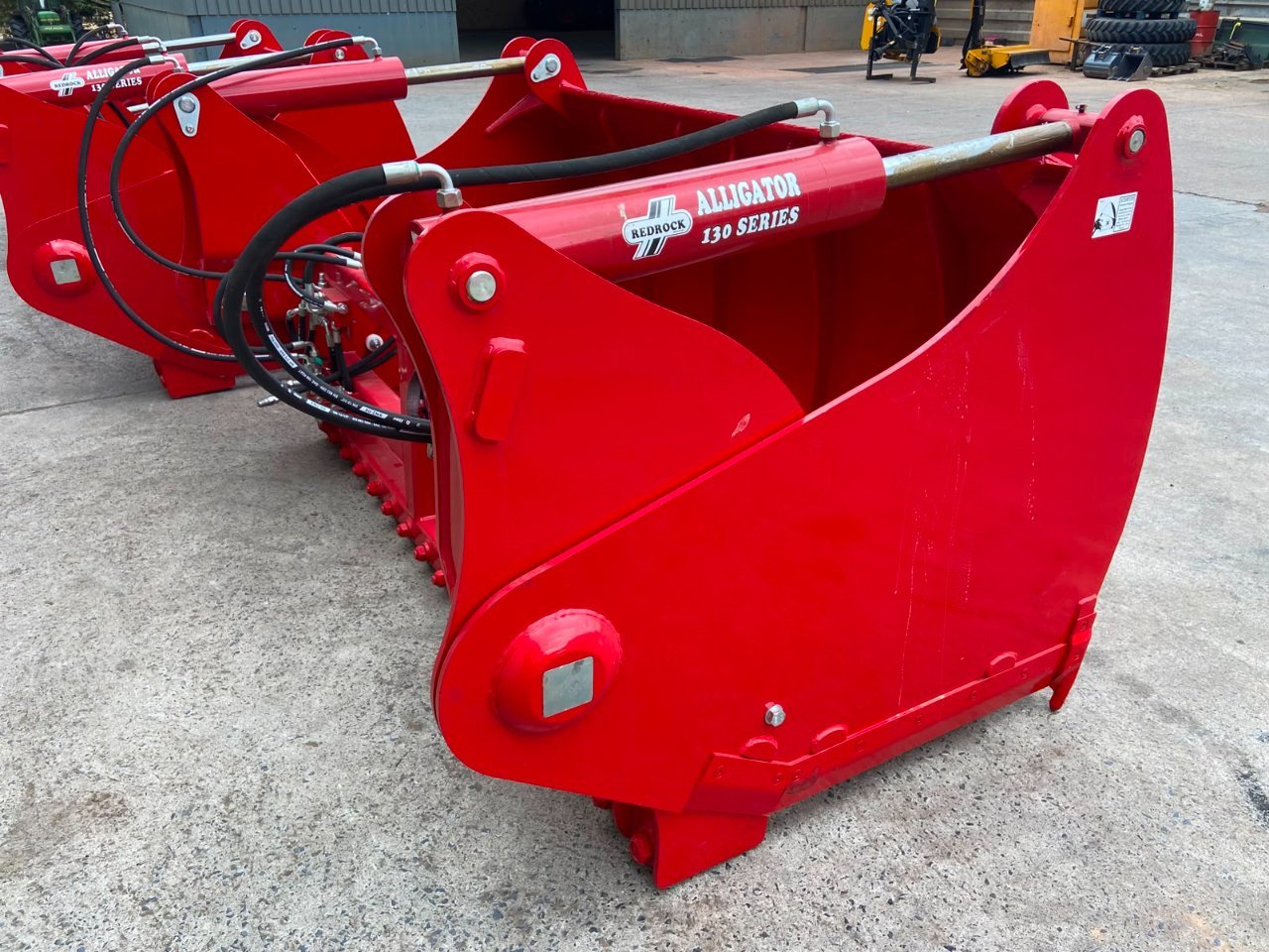 Redrock 240/130 shear grab, NEW, 2.4m wide, 1.3m high, chrome rams, bolt on blades, bolt on hooks available