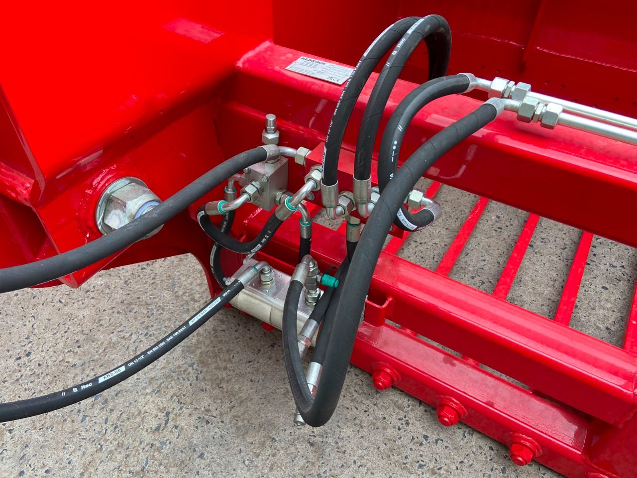 Redrock 240/130 shear grab, NEW, 2.4m wide, 1.3m high, chrome rams, bolt on blades, bolt on hooks available