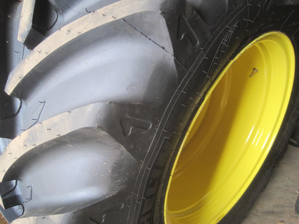 710/60/38 + 600/60/28 Michelin wheels and tyres to fit a John Deere 6930