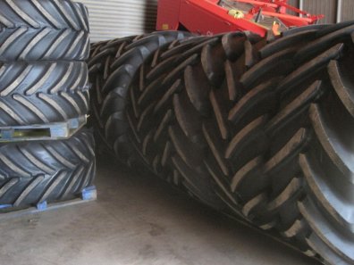 710/60/38 + 600/60/28 Michelin wheels and tyres to fit a John Deere 6930