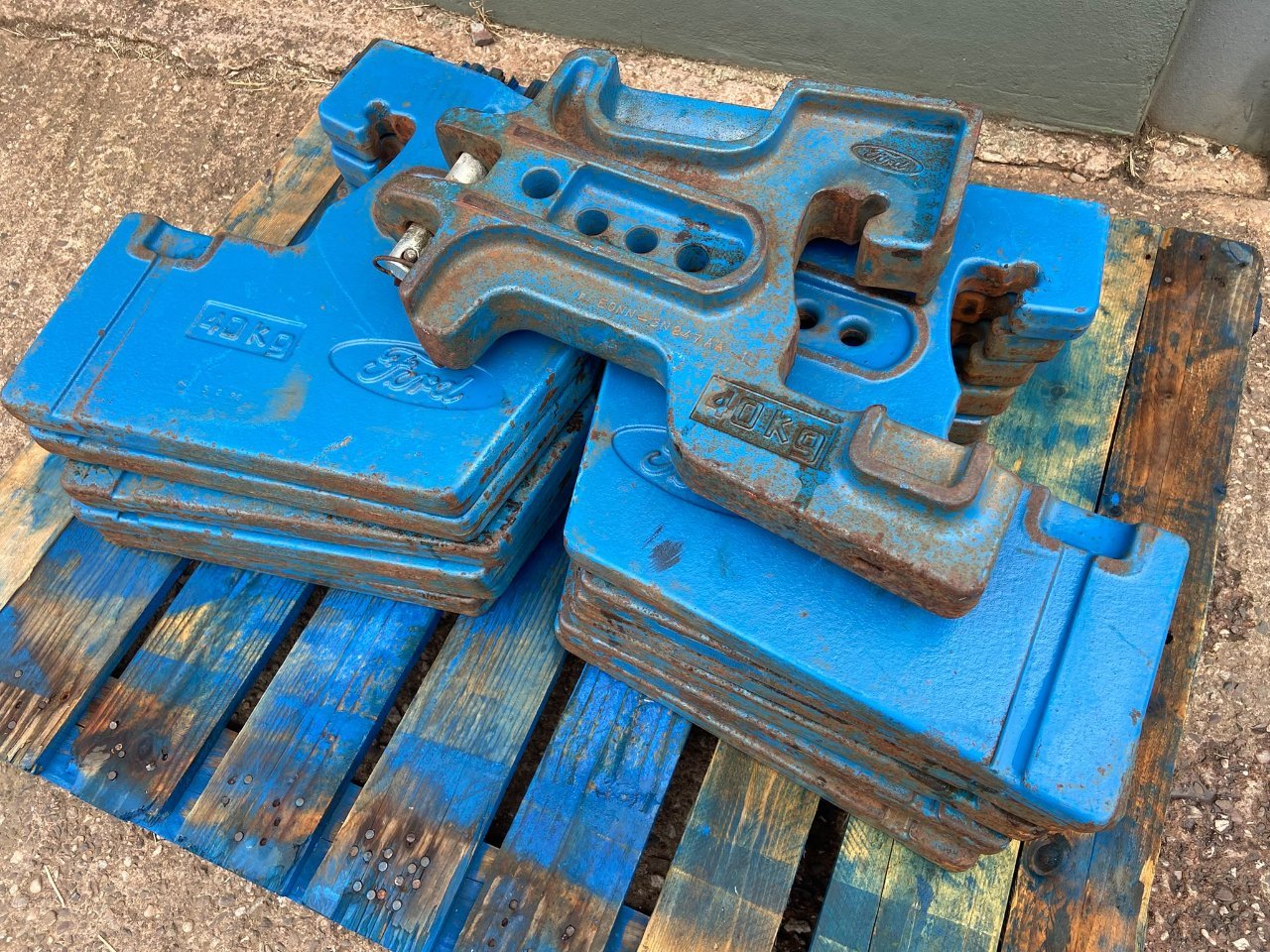 Ford tractor weights, 12x 40kg, 1x centre tow