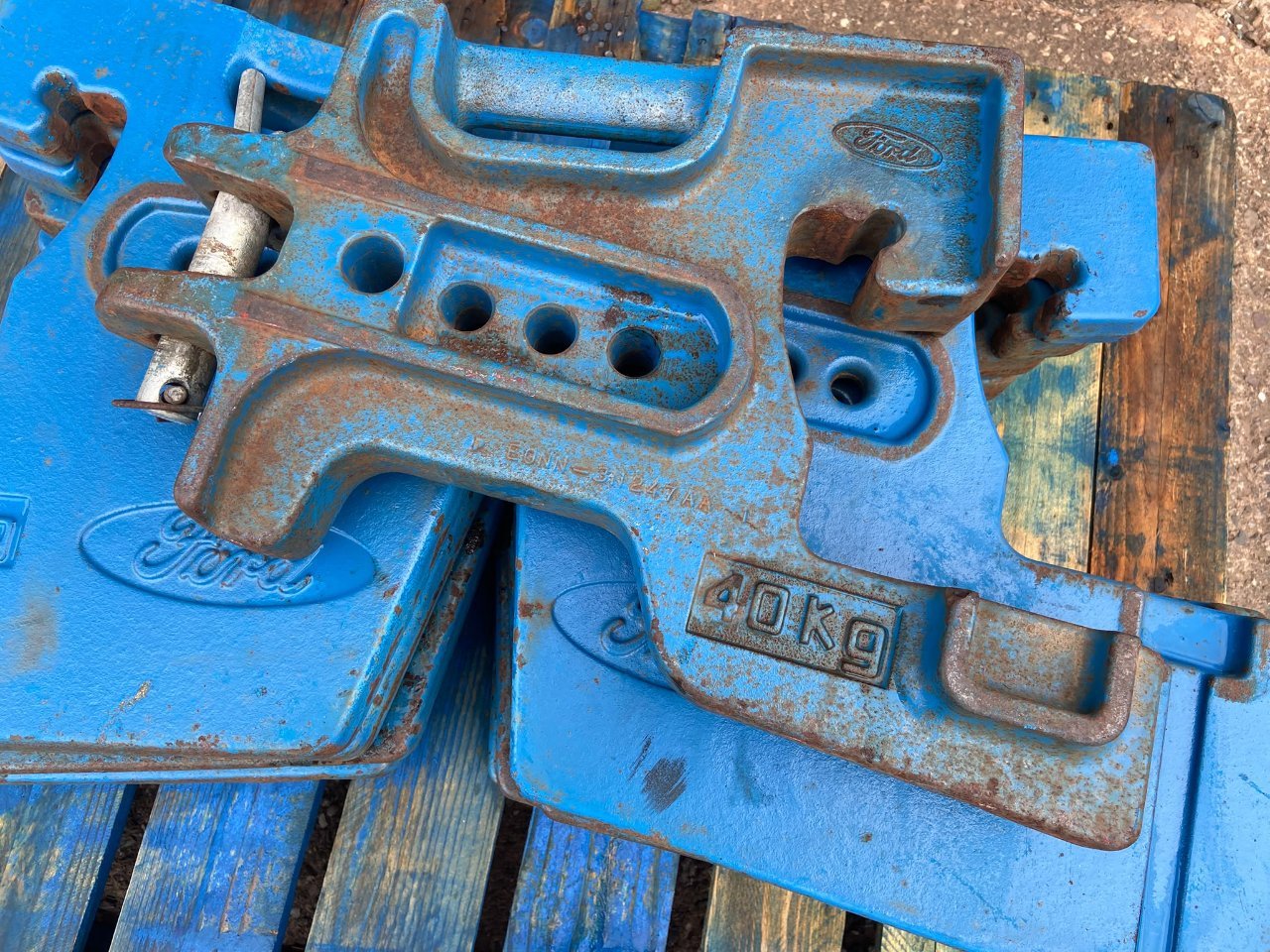 Ford tractor weights, 12x 40kg, 1x centre tow