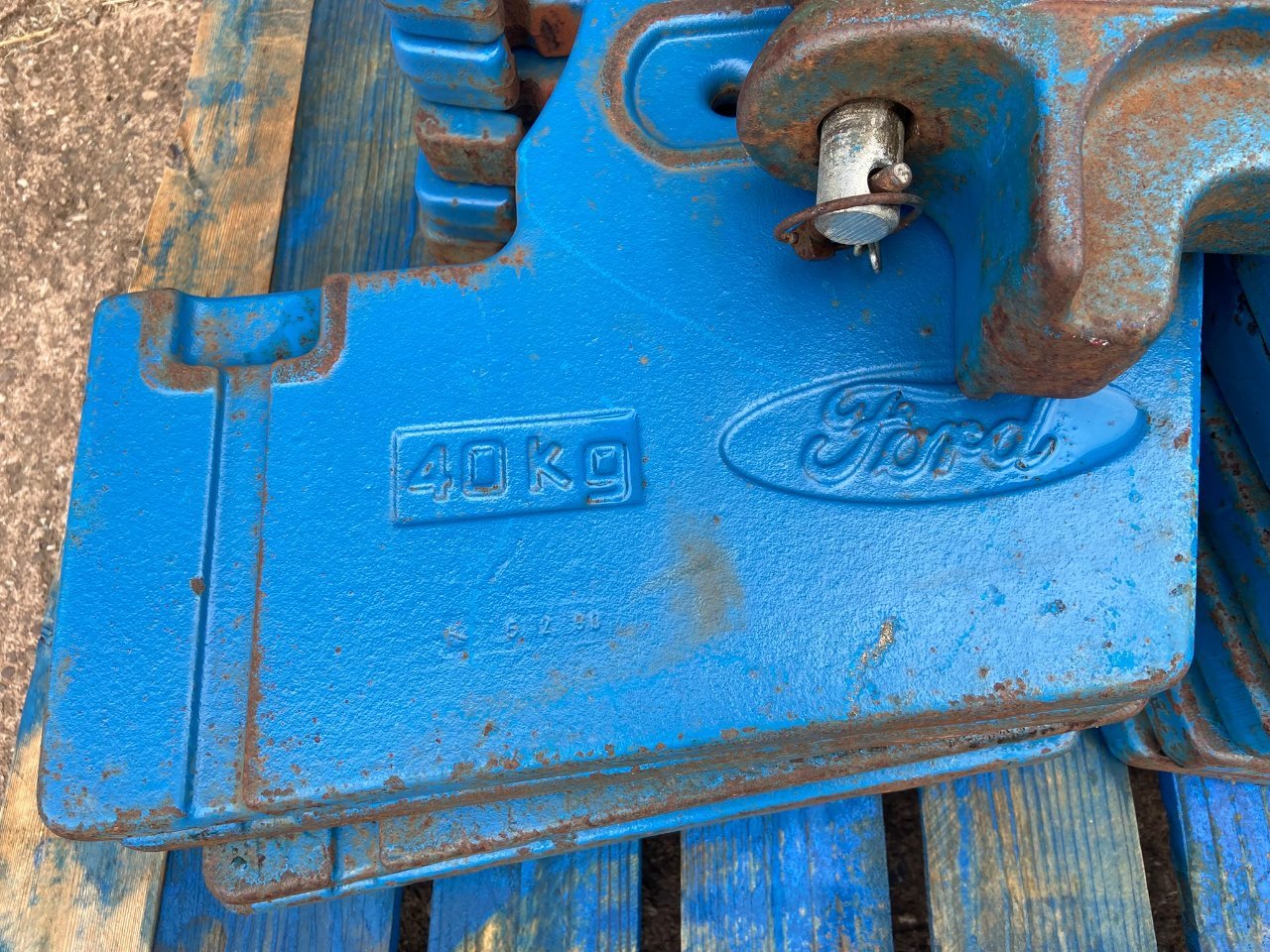 Ford tractor weights, 12x 40kg, 1x centre tow