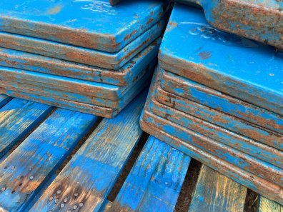 Ford tractor weights, 12x 40kg, 1x centre tow