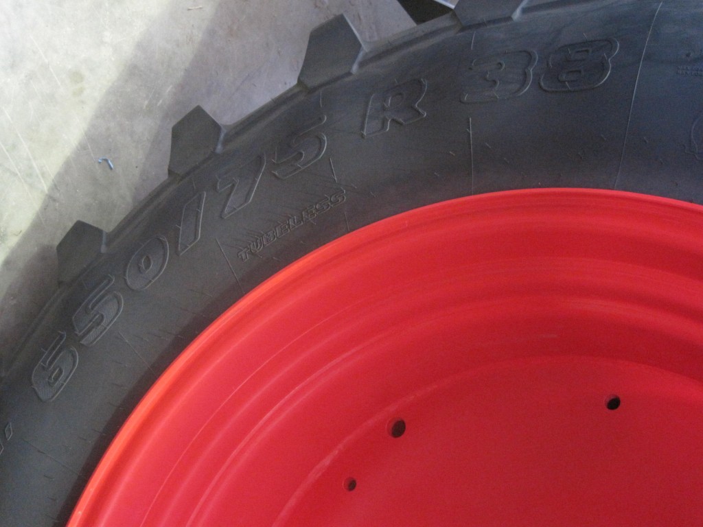 2x 650/75/38 + 2x 600/65/28 Fendt wheels and Trelleborg tyres 95%