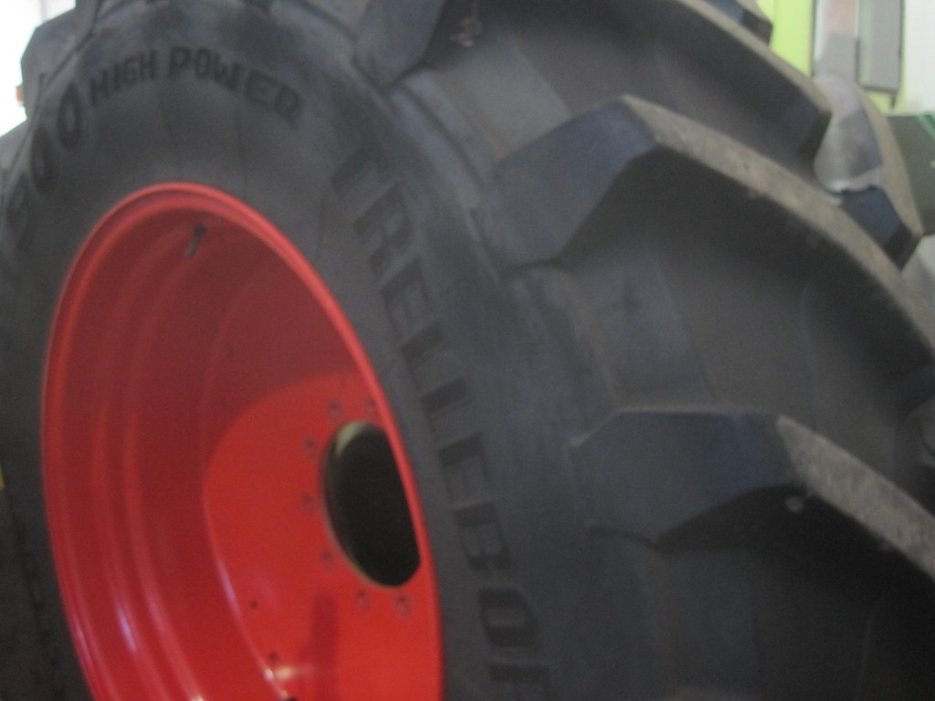 2x 650/75/38 + 2x 600/65/28 Fendt wheels and Trelleborg tyres 95%