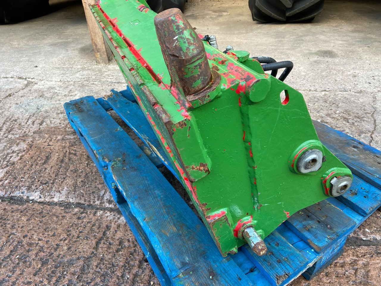 Pin and cone carriage to fit Quicke Q series loader boom, hydraulic locking, John Deere green