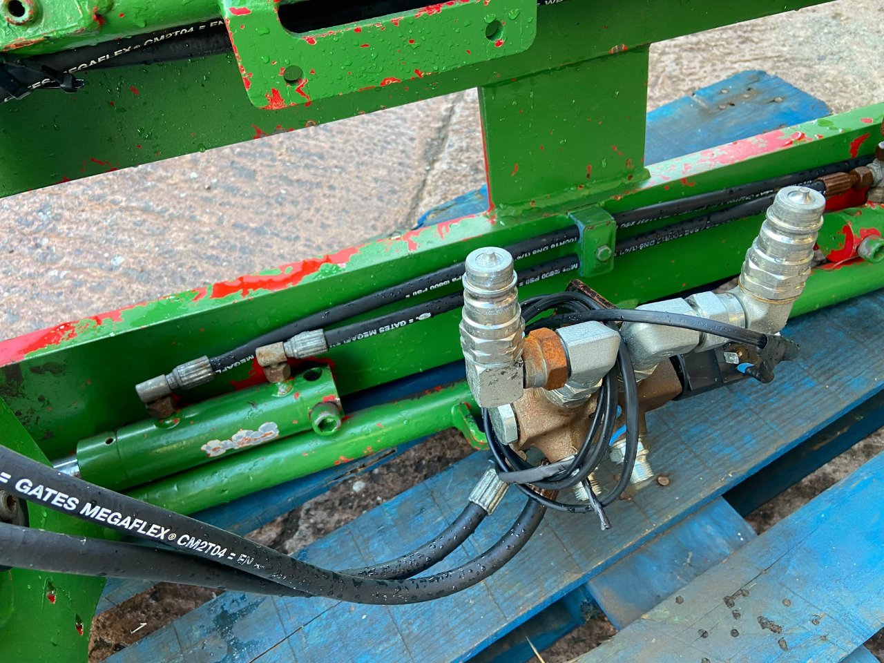 Pin and cone carriage to fit Quicke Q series loader boom, hydraulic locking, John Deere green
