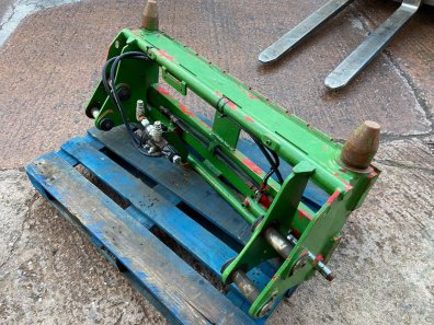 Pin and cone carriage to fit Quicke Q series loader boom, hydraulic locking, John Deere green