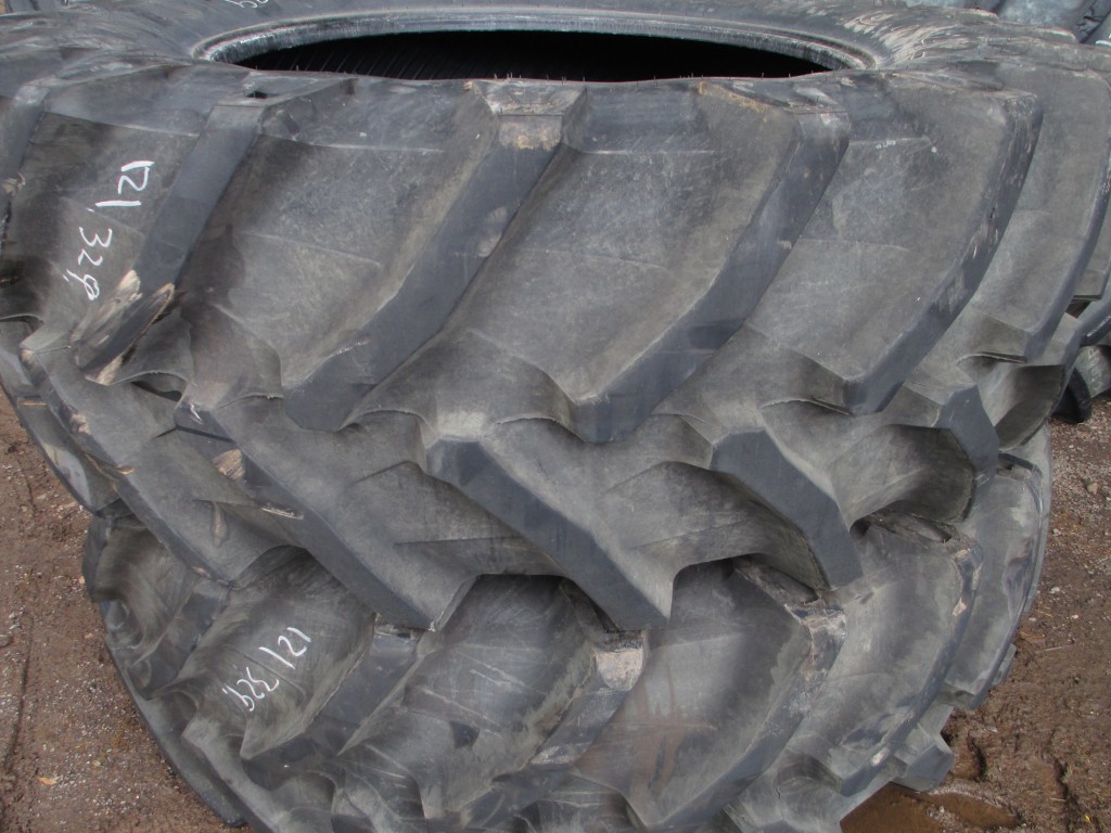 2x Pirelli 580/70/42 95% tyres