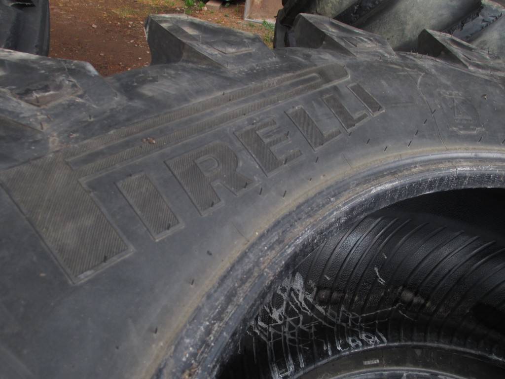 2x Pirelli 580/70/42 95% tyres