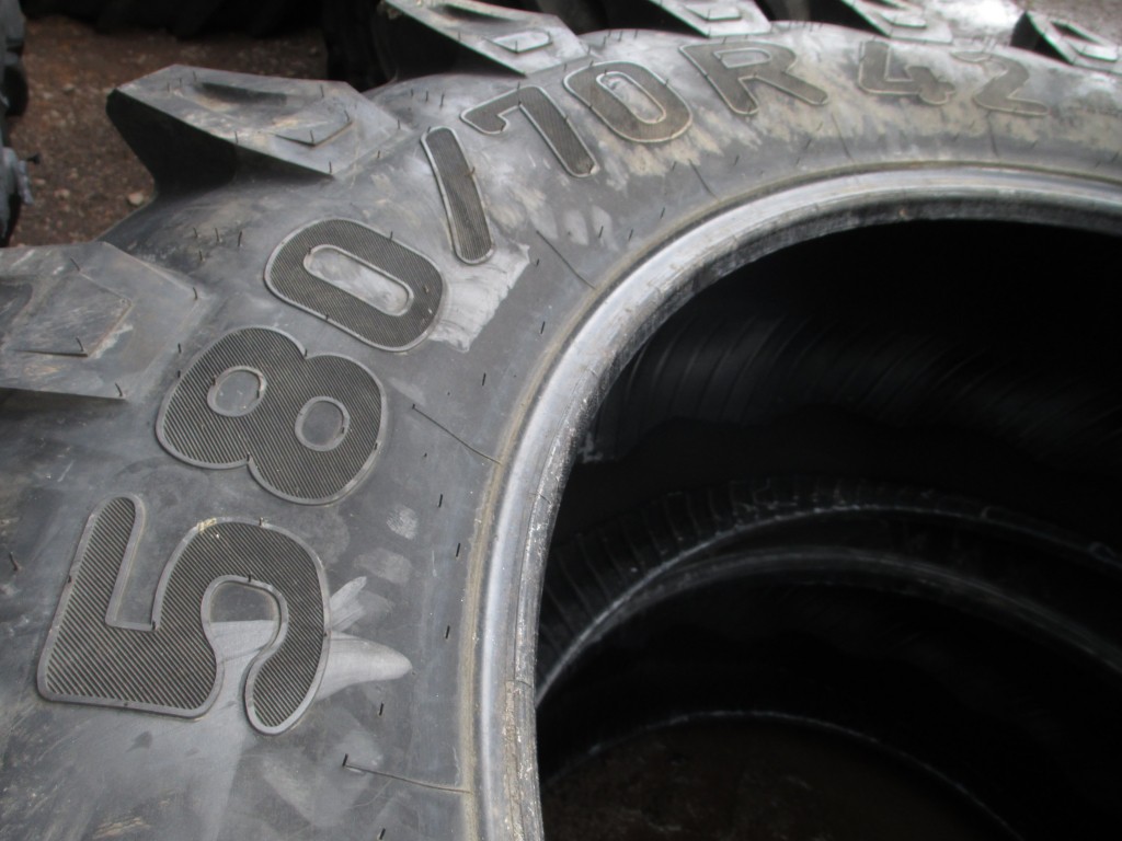 2x Pirelli 580/70/42 95% tyres