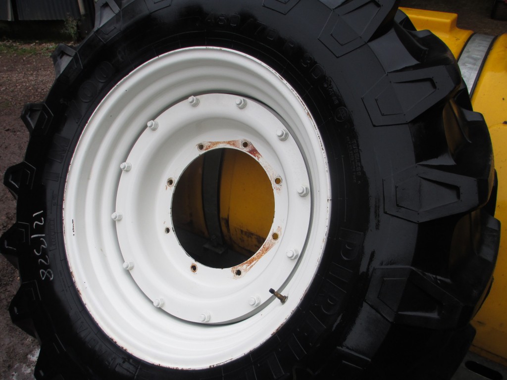 1x 480/70/30 Pirelli 95% tyre fitted to New Holland front wheel