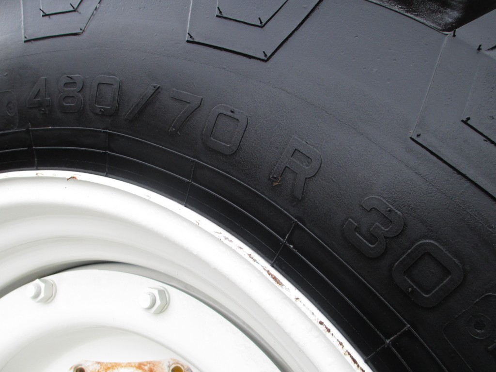 1x 480/70/30 Pirelli 95% tyre fitted to New Holland front wheel