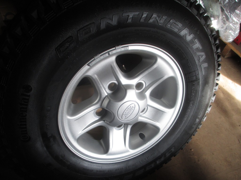 5x new Land Rover Boost alloys wheels, fitted with 235/85/16 Continental Cross Contact tyres