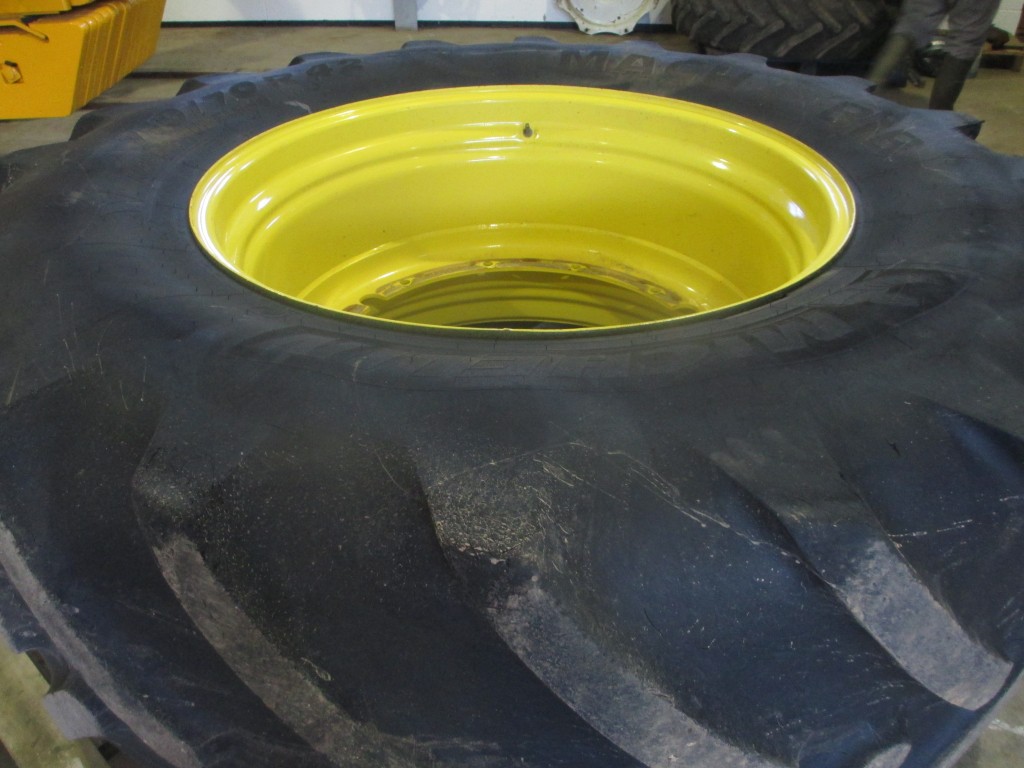 2x 710/70/42 + 2x 600/70/30 Michelin tyres and wheels to fit a John Deere 7930