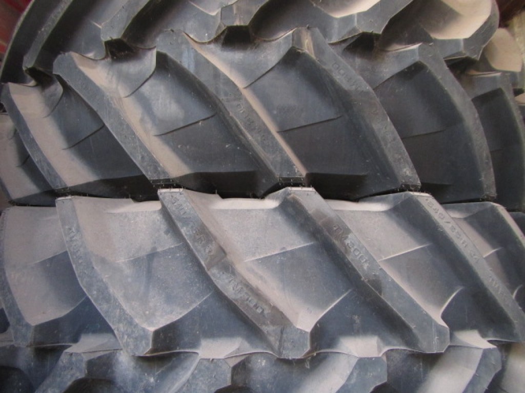 2x new 650/65/42+540/65/34 Pirelli tyres fitted to Deutz wheels, to fit a Deutz 180.7 or M650