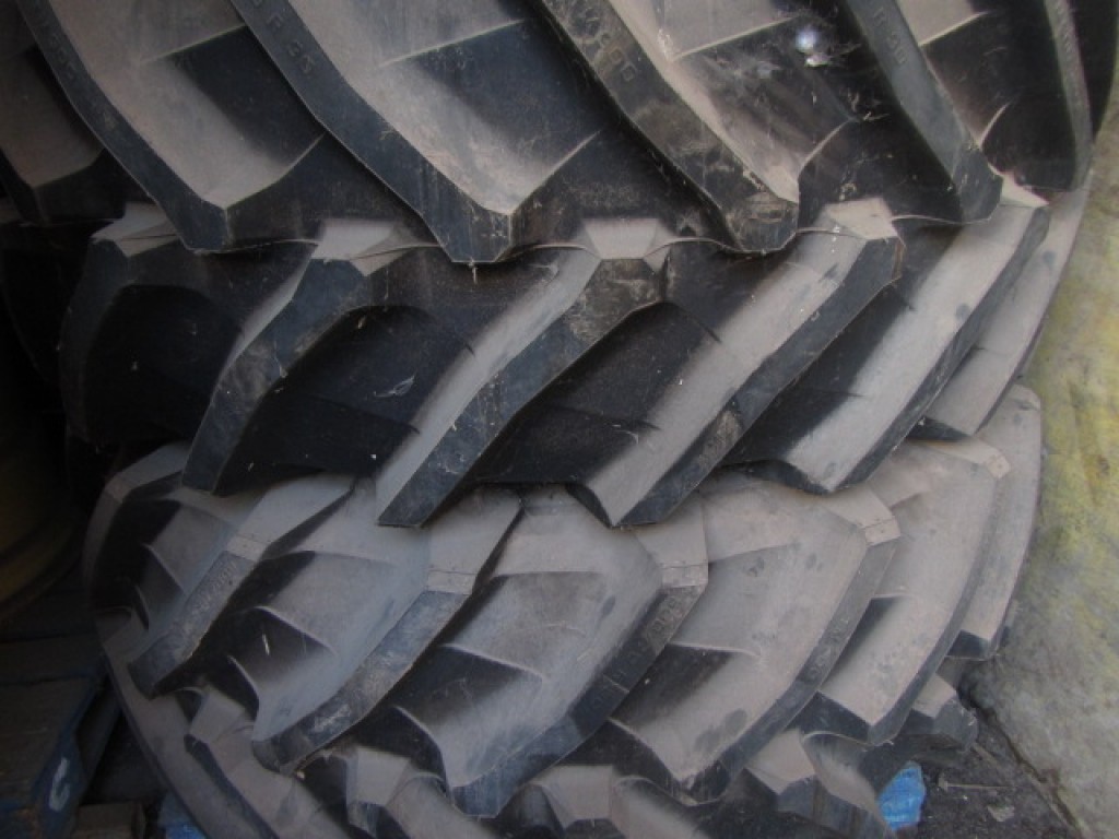 2x new 650/65/42+540/65/34 Pirelli tyres fitted to Deutz wheels, to fit a Deutz 180.7 or M650