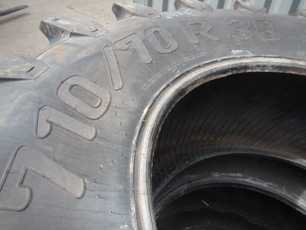 2x Pirelli 710/70/38 98% tyres