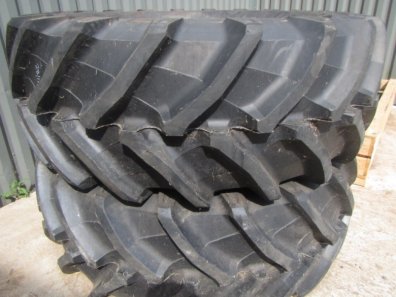 2x Pirelli 710/70/38 98% tyres