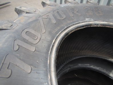2x Pirelli 710/70/38 98% tyres