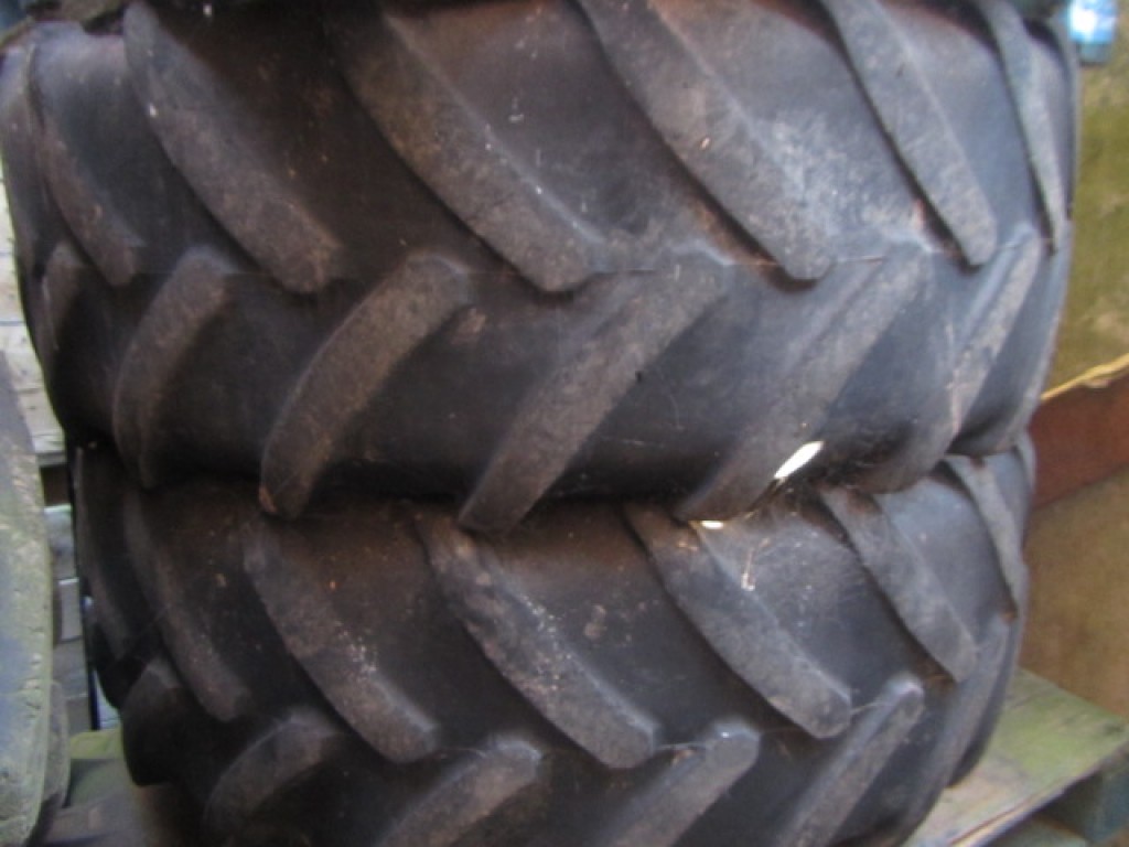 2x Michelin 480/65/28 10% Michelin tyres