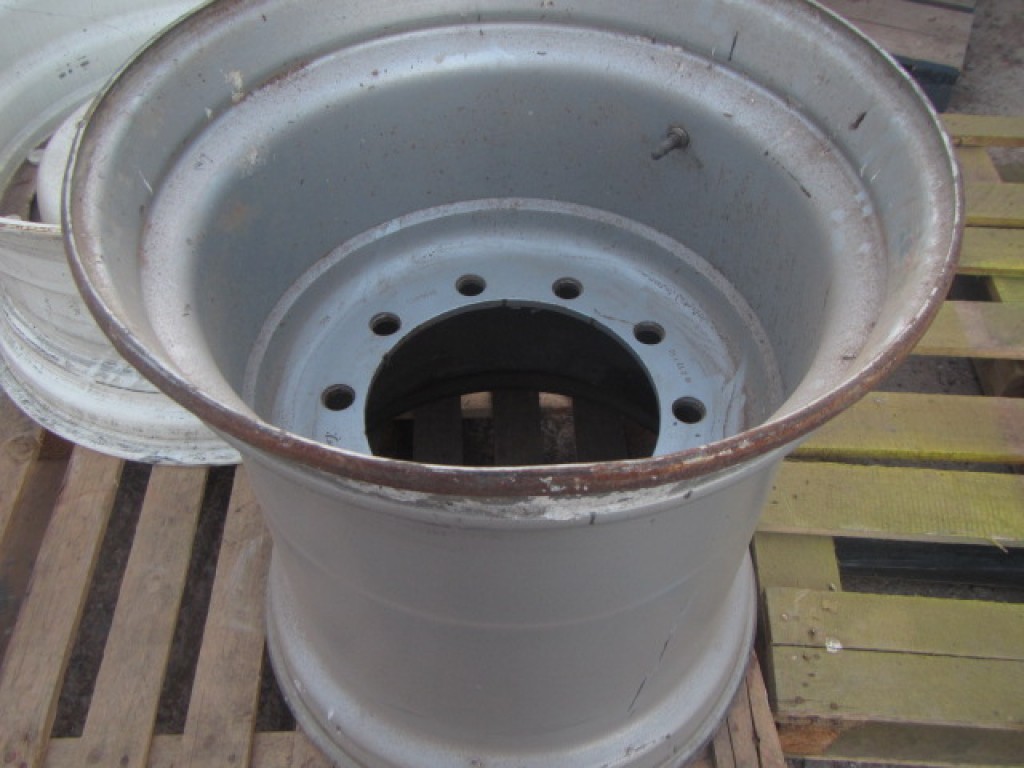 1x 24/22.5 10 stud wheel for Strautmann forage wagon