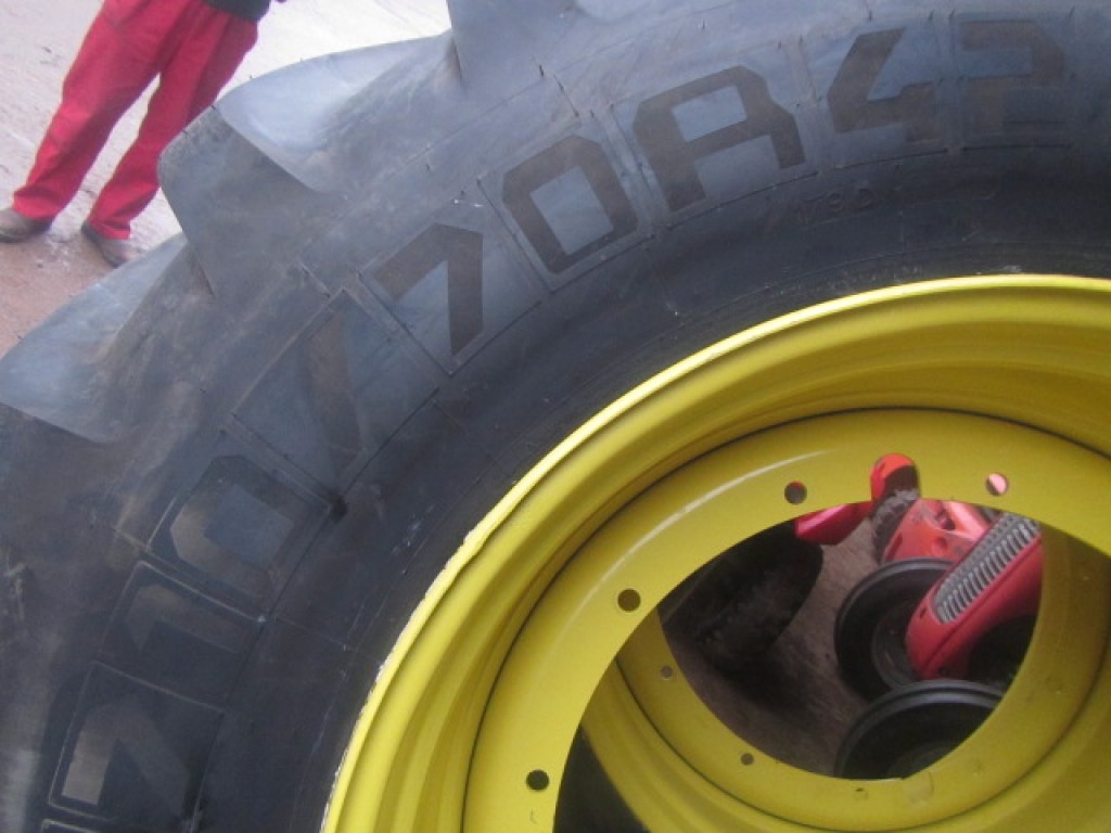 2x 710/70/42 new Michelin tyres, fitted to John Deere rims
