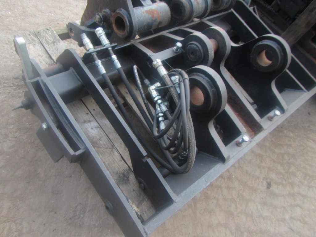 JCB Q-Fit carriage to fit CAT telescopic handler, hydraulic locking, pallet fork ready