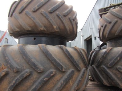 2x 710/70/42 + 2x 600/70/30 Michelin dual wheels, C/W clamps and eyes
