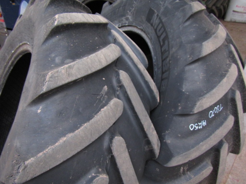 2x 600/65/38 Michelin tyres