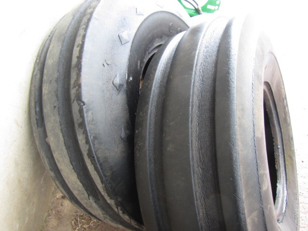 2x 11.00/16 tyres 35%