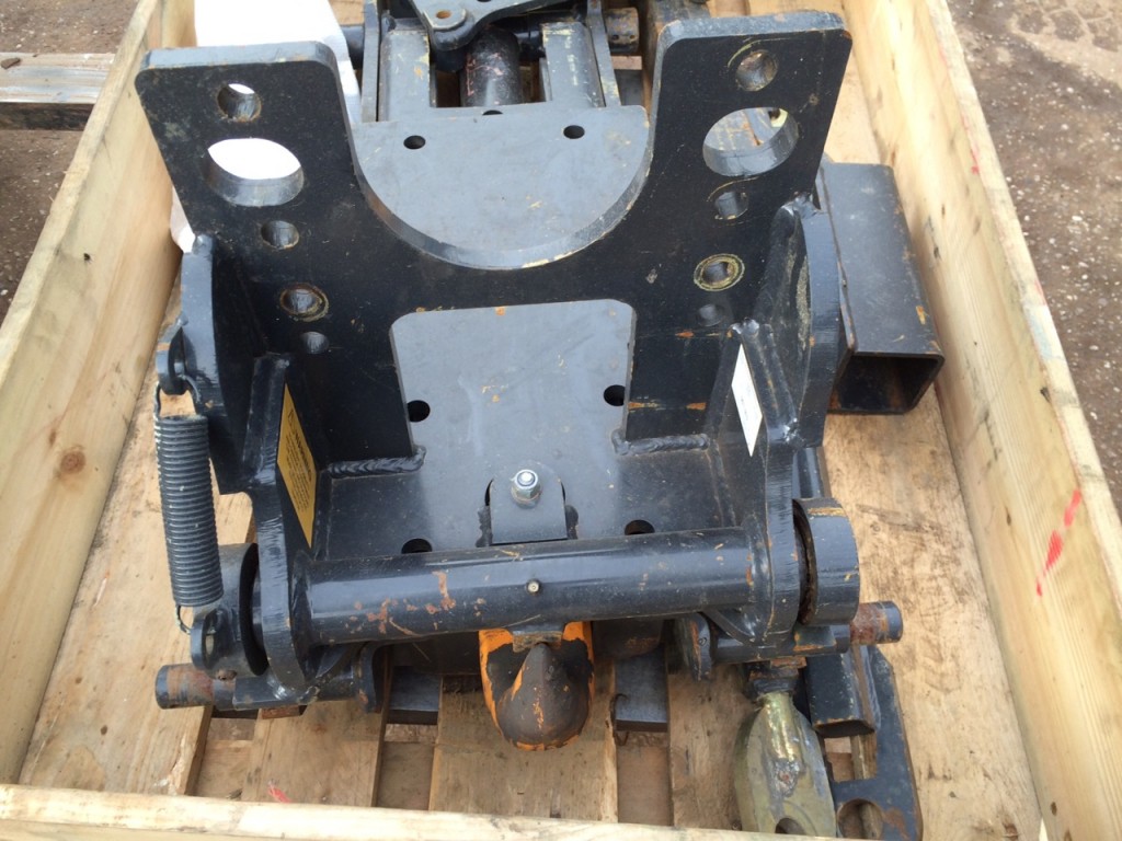 Valtra hydraulic push back hitch