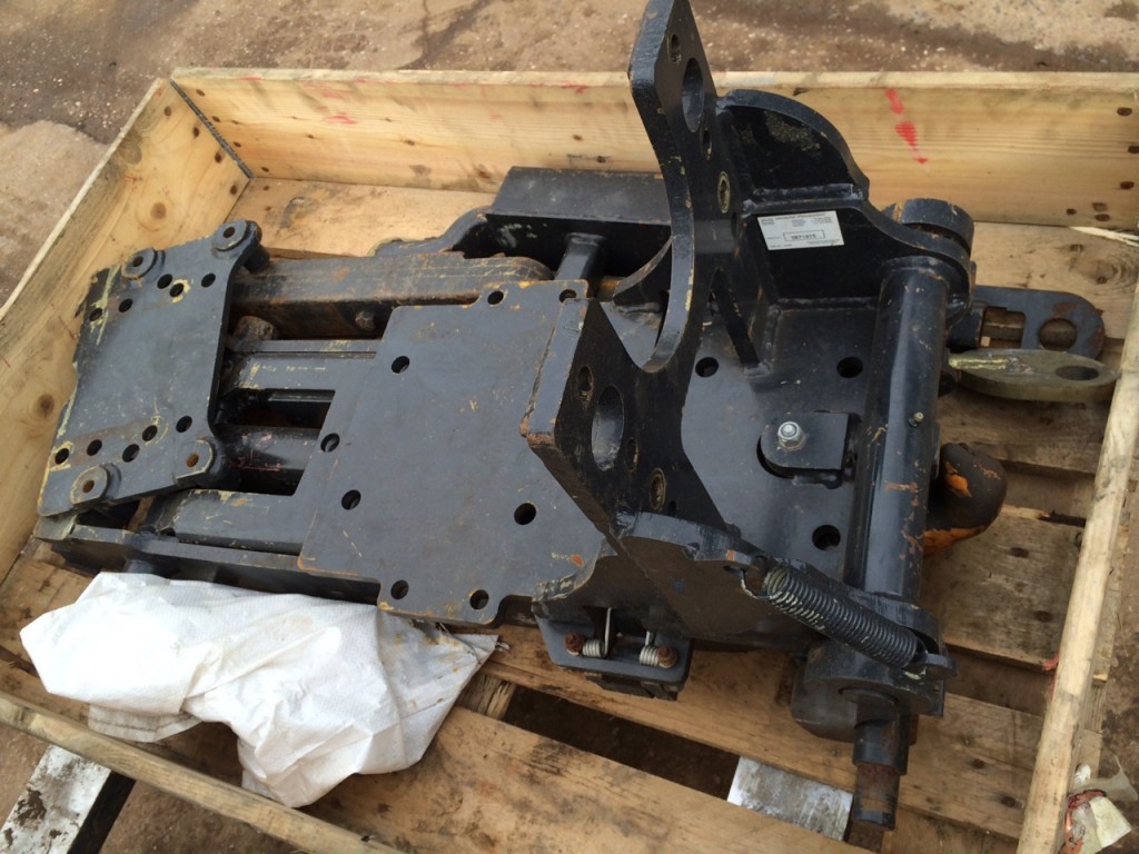 Valtra hydraulic push back hitch