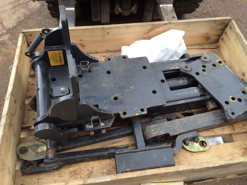 Valtra hydraulic push back hitch