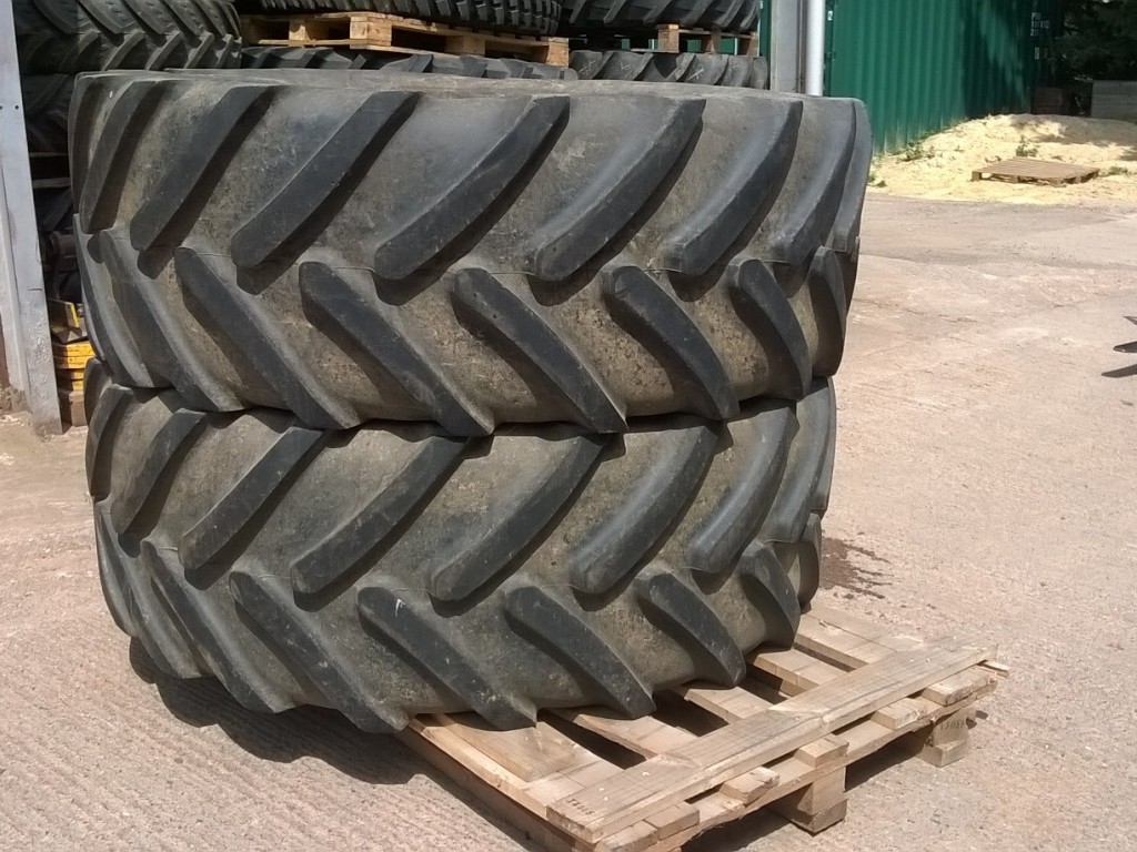 2x 650/65/38 + 2x 540/65/28 Michelin tyres, 50% / 60% tread