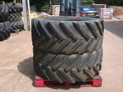 2x 650/65/38 + 2x 540/65/28 Michelin tyres, 50% / 60% tread