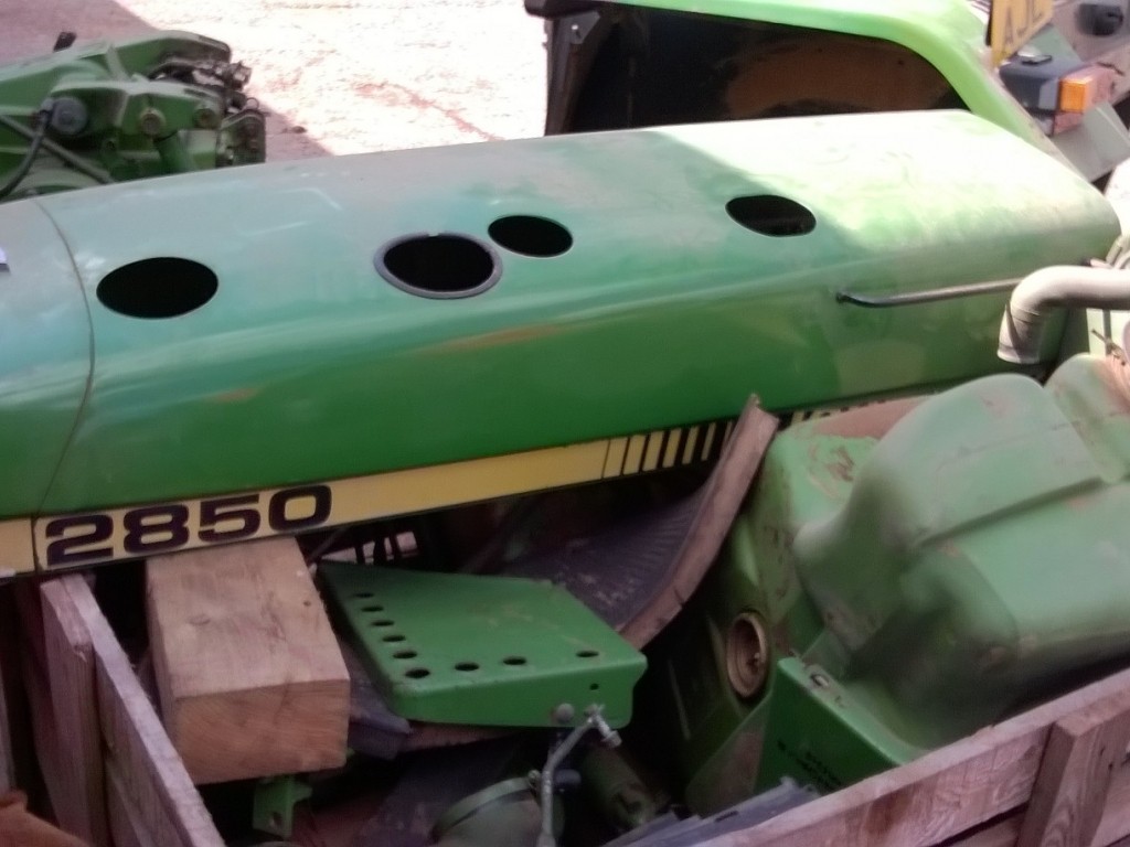 John Deere 2850 spares, air cleaner, hitch, radiator, diesel tank, bonnet