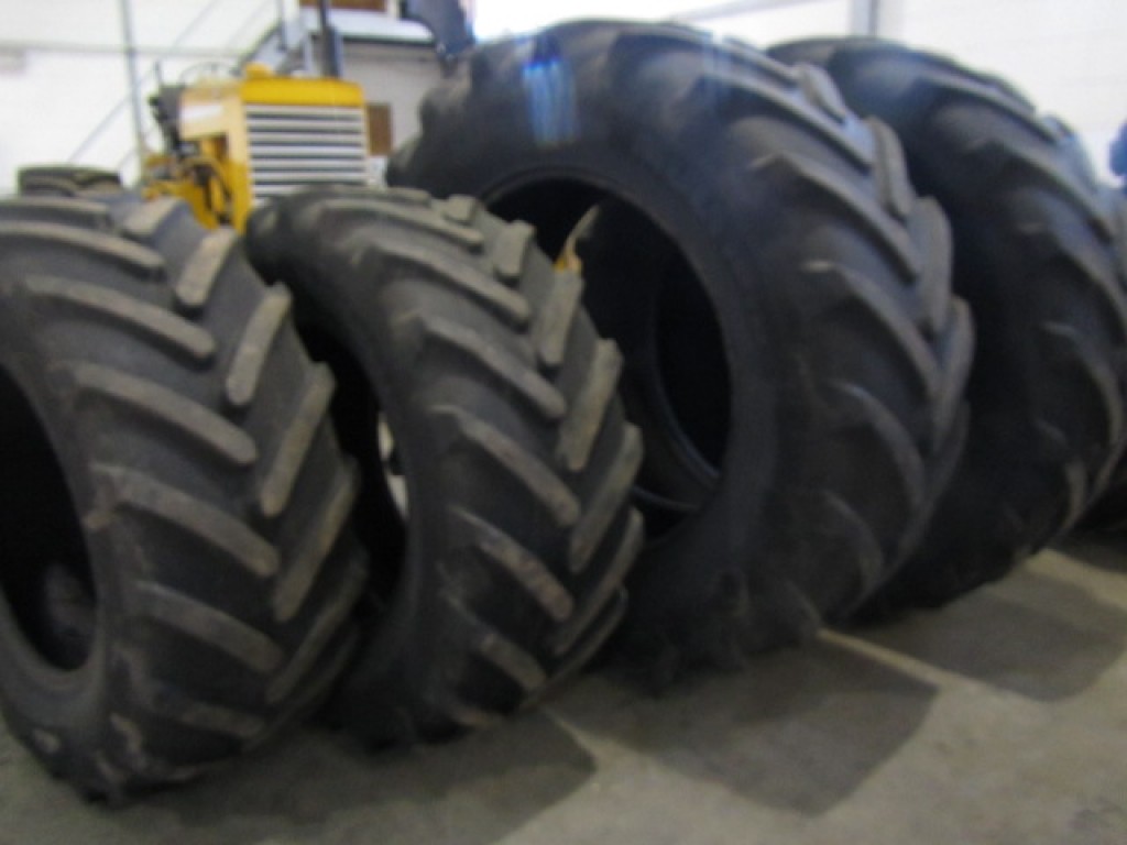 2x 650/65/42 + 2x 540/65/30 Michelin tyres