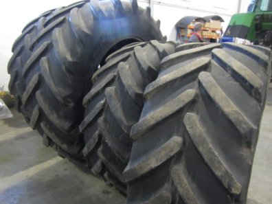2x 650/65/42 + 2x 540/65/30 Michelin tyres