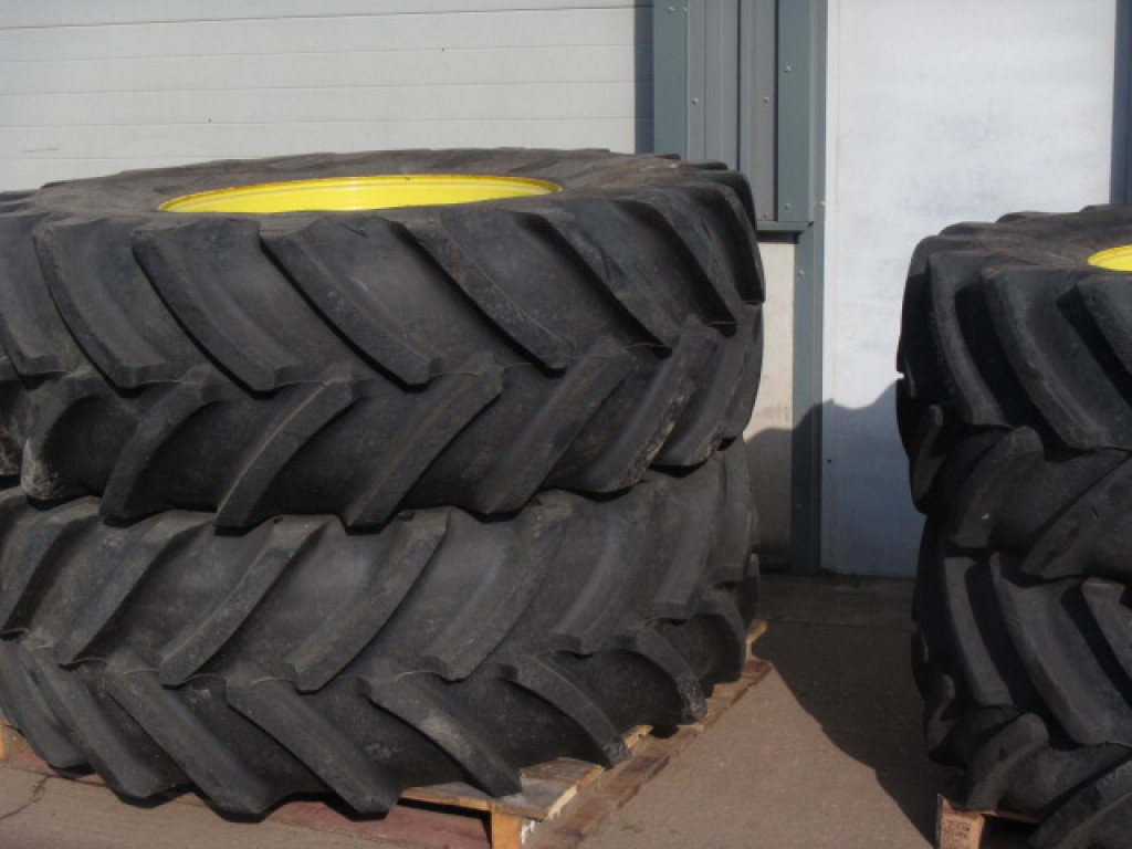 2x 650/85/38 + 2x 600/70/28 Michelin 95% tyres, fitted to John Deere wheels, taken of JD 6210R