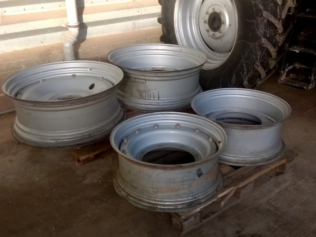 Case/New Holland rims 12x28 + 15x38, straight and tidy