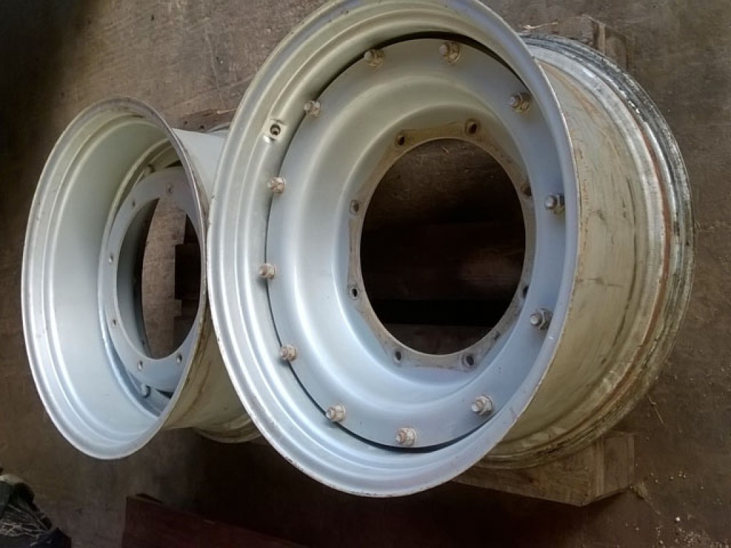 Case/New Holland rims 12x28 + 15x38, straight and tidy