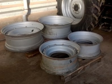 Case/New Holland rims 12x28 + 15x38, straight and tidy