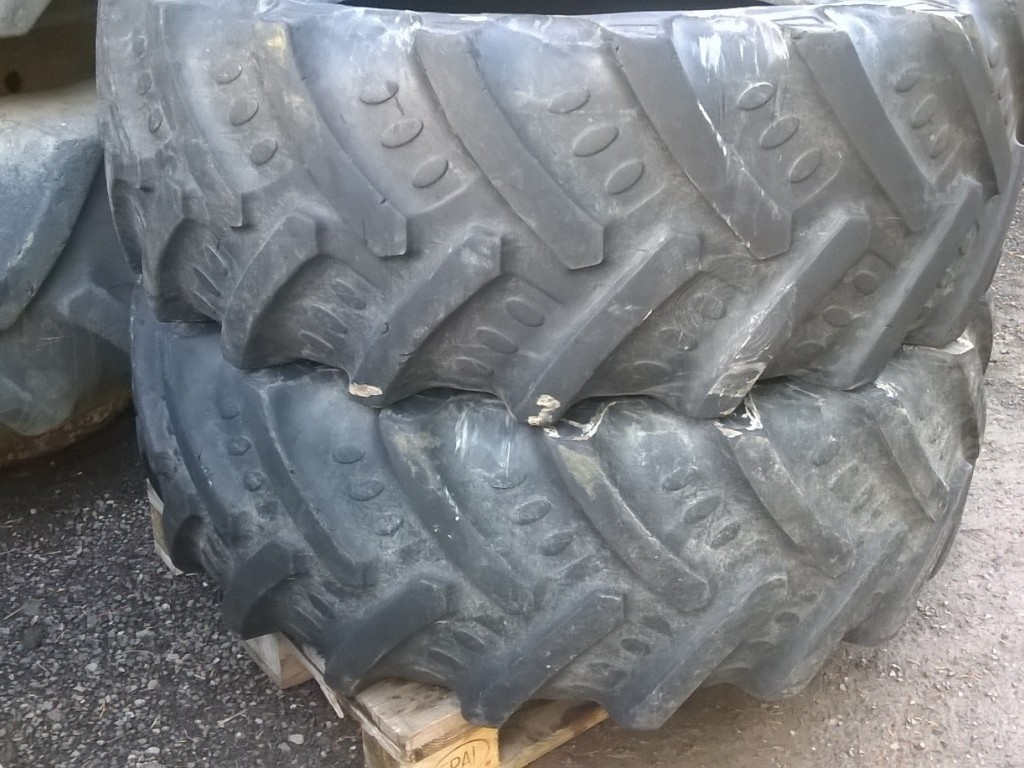 2x 520/70/38 35% + 2x 420/70/28 20% Pirelli tyres